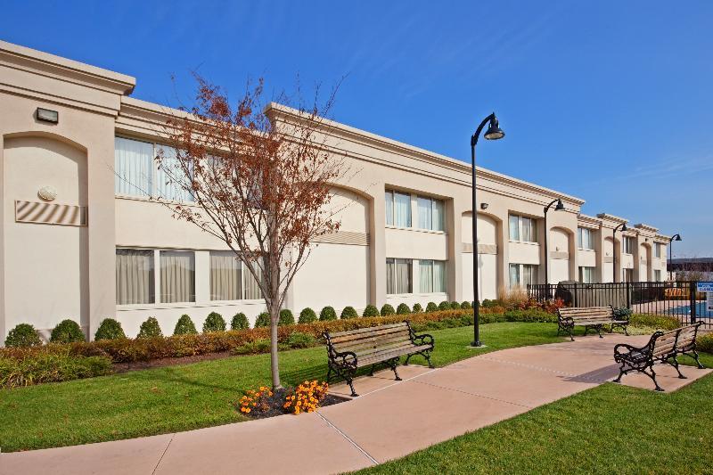 Red Roof Inn Plus Newark Liberty Airport - Carteret Exterior foto